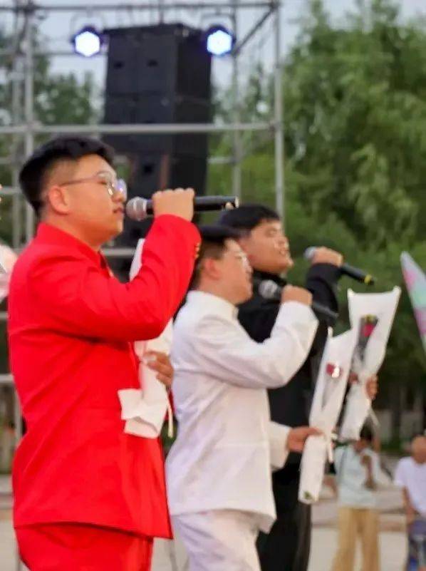 爱游戏-Rookie迎来十二赛季出色发挥，中国队观众热烈欢呼！观众掌声雷动的简单介绍